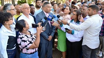 Yván Lorenzo rechaza reducir financiamiento a partidos y critica gasto público del Gobierno