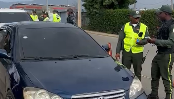 (VIDEOS) Digesett retiene vehículos y motocicletas durante operativo con alcoholímetro en Constanza