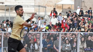Djokovic y Tsitsipas ‘conquistan’ la histórica Piazza del Popolo de Roma