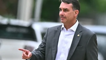 El Supremo brasileño prohíbe al candidato Flávio Bolsonaro visitar a su padre por 90 días