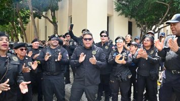 Antigua Orden protesta frente al Palacio y deplora agresión de comunicador a querellante del Jet Set