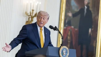Trump dice que alto el fuego en Irán sigue vigente, pese a intercambio de ataques en Ormuz