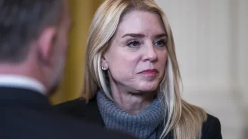 Bondi admite errores en documentos de Epstein
