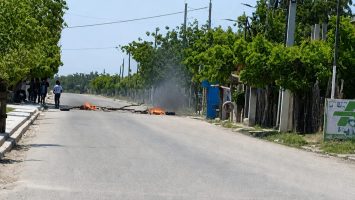 Comunitarios de Batey 5 protestan por prolongada interrupción del servicio eléctrico