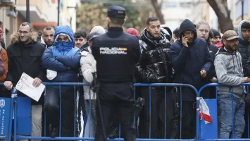 Unos 200,000 migrantes solicitan la regularización extraordinaria en España