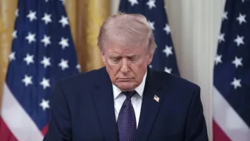 Trump dice que está dividido entre cerrar un acuerdo o atacar a Irán
