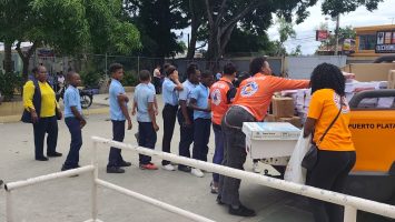 Defensa Civil en Puerto Plata entrega útiles escolares a niños afectados por inundaciones