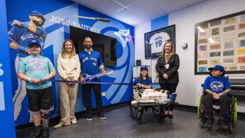 Bautista y Azulejos inauguran remodelación de sala para adolescentes de un hospital en Toronto