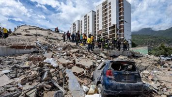 Sobrevivientes montan carpas afuera de los edificios de la Misión Vivienda de Chávez