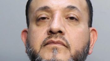 Imputan en Miami pasajero que intentó abrir puertas de avión en vuelo desde Puerto Rico