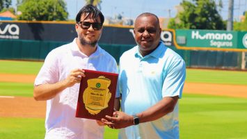Béisbol AA de SPM reconoce trayectoria del periodista William Aish