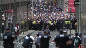 (VIDEO) Miles de personas se echan a las calles en Manhattan para seguir el desfile de los Knicks