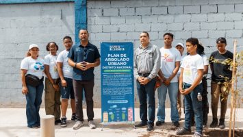 ADN conmemora Día Mundial del Medio Ambiente con siembra de árboles y limpieza de playa Güibia