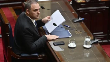 Adorni, jefe de Gabinete de Milei, renuncia tras meses de escándalos de corrupción