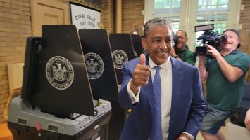 Adriano Espaillat Ejerce Voto Clave en Nueva York: Impulso a Vivienda, Empleo y Justicia Ambiental para la Diáspora