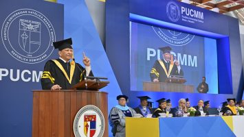 Doctor Leonardo Aguilera exhorta a 1,149 graduados de la PUCMM a ser visionarios y valorar la ética