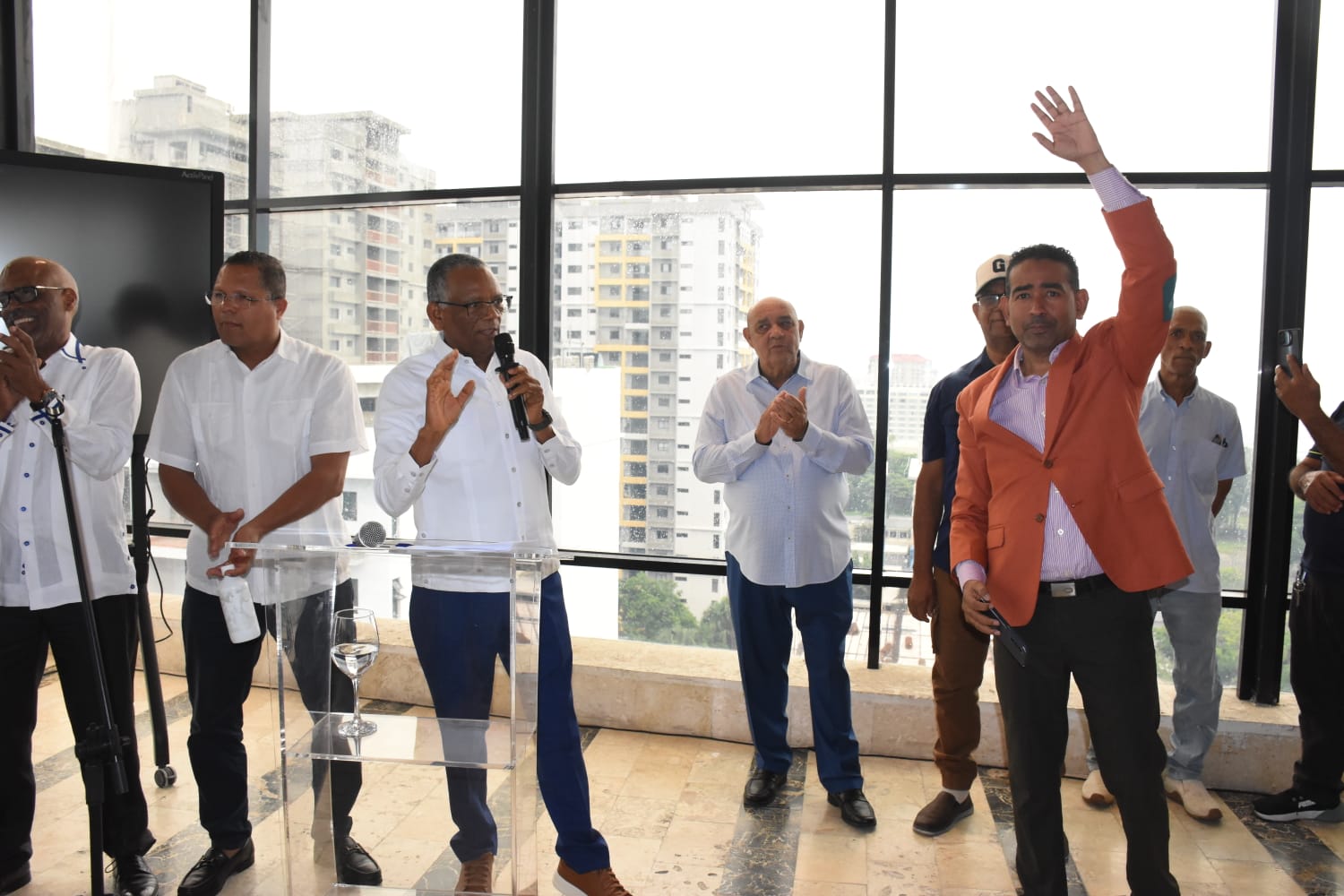 Al-centro-Venancio-Alcantara-junto-a-funcionarios-PRM.jpeg