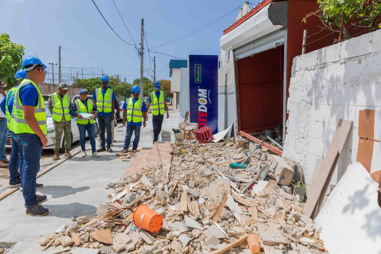 Alcaldía del DN demuele dos bancas de apuestas que operaban irregularmente en aceras (4)