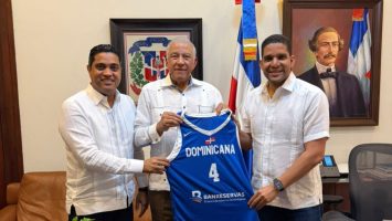 Ministro Andrés Bautista apoyará al equipo nacional de basket en Ventana Copa Mundial