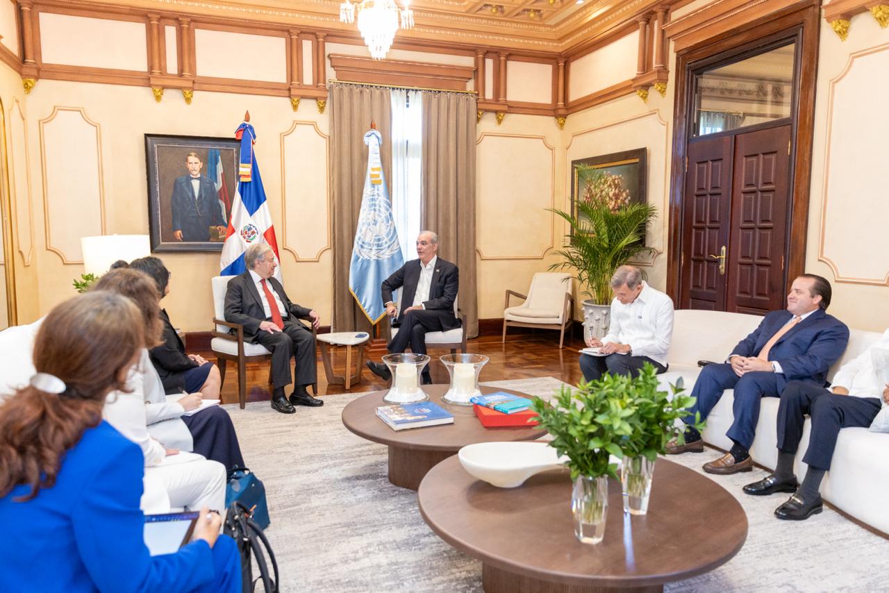 António Guterres y Luis Abinader, junto a personalidades (Foto: Presidencia)