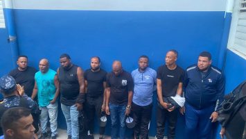 PN apresa a ocho hombres con 16 paquetes de presunta droga en Villa Hermosa