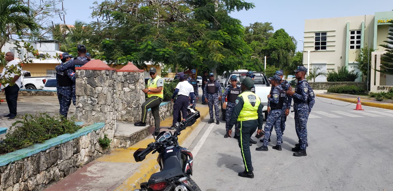 Autoridades al supervisar marchar en Bayahíbe (Foto: Junio Pimentel)