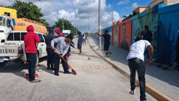 Choferes de carga realizan limpieza en malecón de Barahona tras críticas por acumulación de polvo