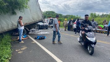 Choque entre camión y yipeta deja tres heridos en la carretera El Seibo-Hato Mayor