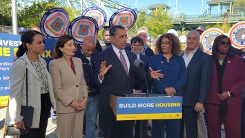 Congresista Espaillat rechaza proyecto republicano por recortes a vivienda asequible