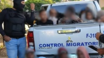 Migración deporta a 800 indocumentados durante operativos en zonas agrícolas y barrios populares