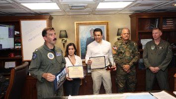 David Collado y Leah Campos realizan visita al portaaviones USS Nimitz