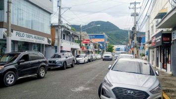 Doble parqueo agrava caos del tránsito en vías de Puerto Plata