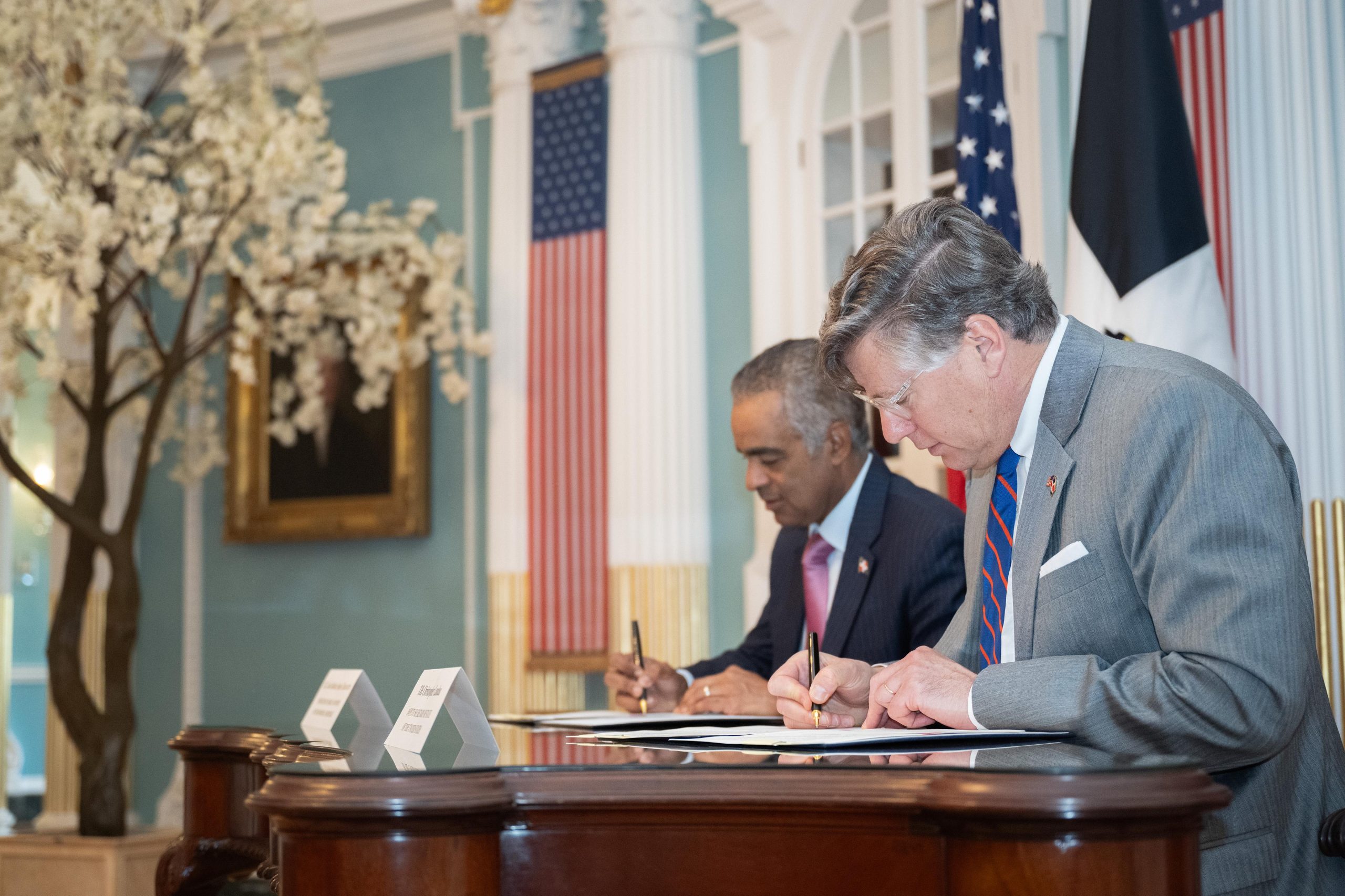 Autoridades de RD y EE.UU. tras la firma del acuerdo de cooperación en energía nuclear civil, realizada en Washington. (Fuente externa)