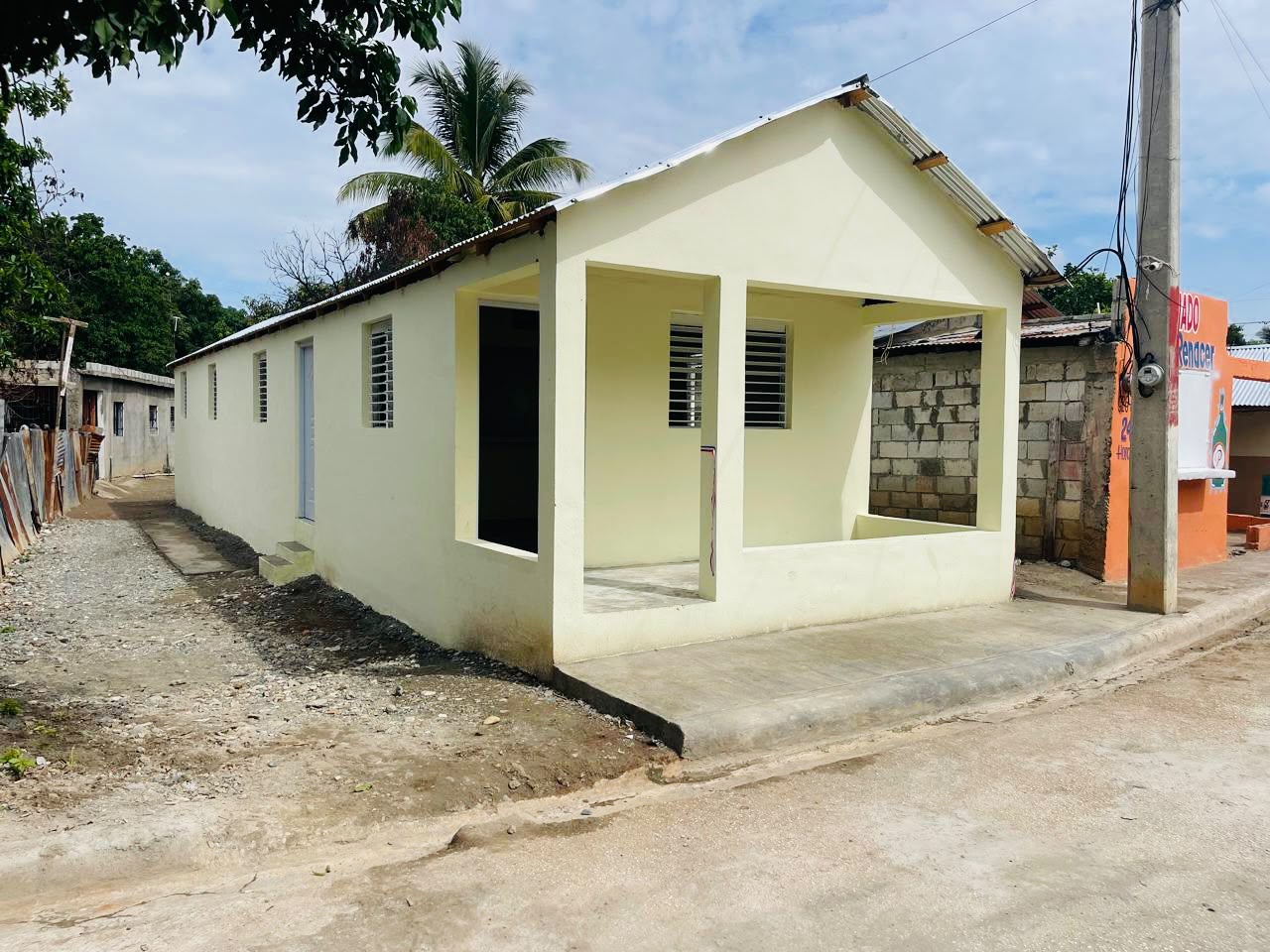 Ejército entrega vivienda reconstruida a dos hermanas militares afectadas por incendio en San Juan (3)