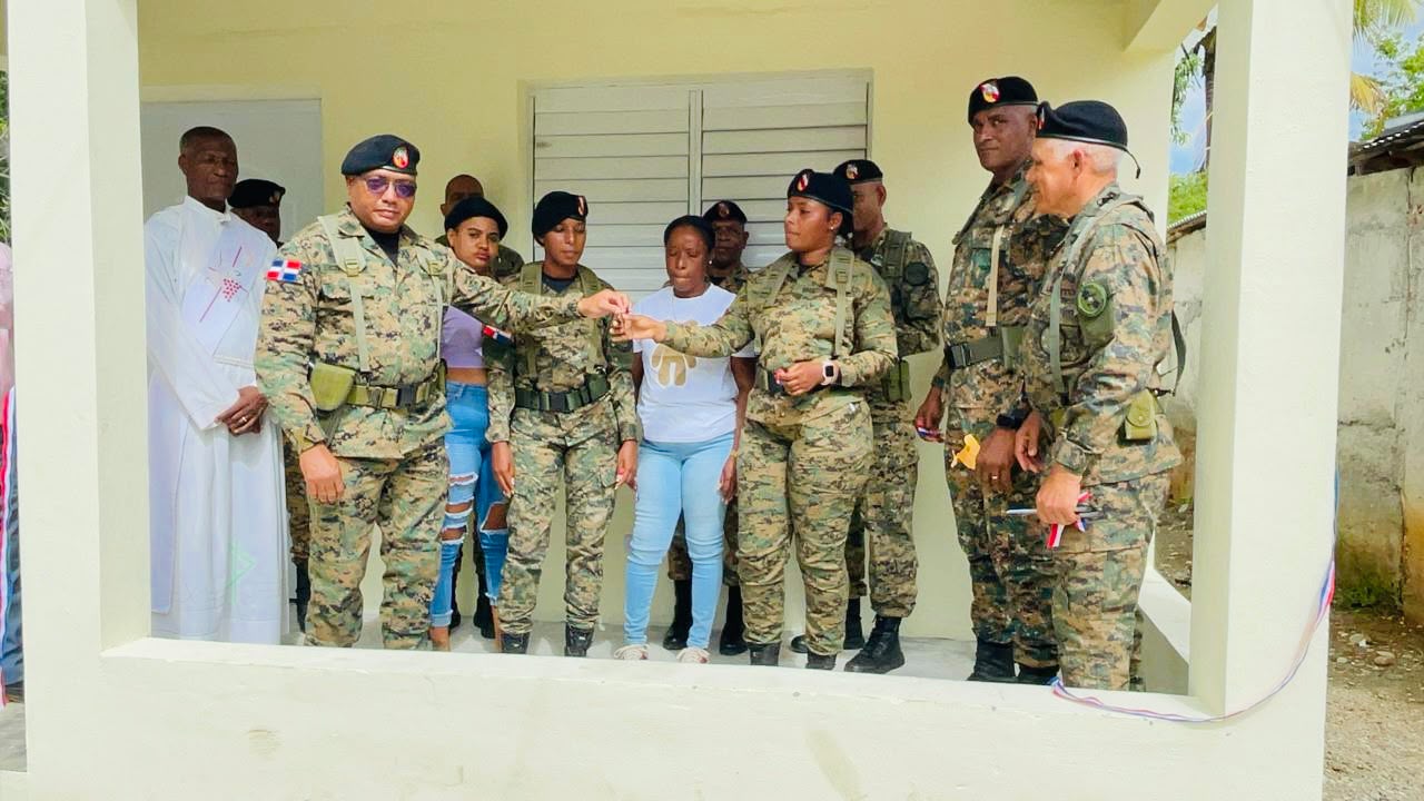 Ejército entrega vivienda reconstruida a dos hermanas militares afectadas por incendio en San Juan (4)
