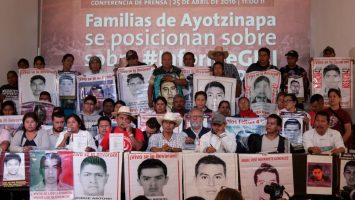 Padres de Ayotzinapa exigen retomar investigación de los 43 a doce años de su desaparición