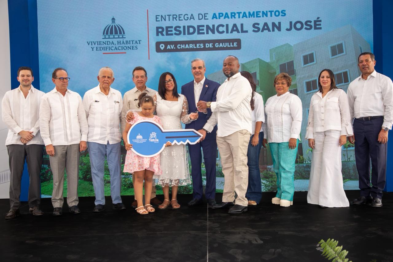 En el centro, Víctor- Ito- Bisonó, Luis Abinader y Betty Gerónimo junto a personalidades al entregar departamento (Foto Presidencia) (3)
