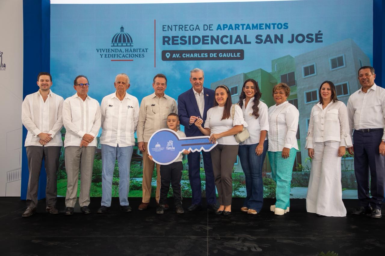 En el centro, Víctor- Ito- Bisonó, Luis Abinader y Betty Gerónimo junto a personalidades al entregar departamento (Foto: Presidencia)