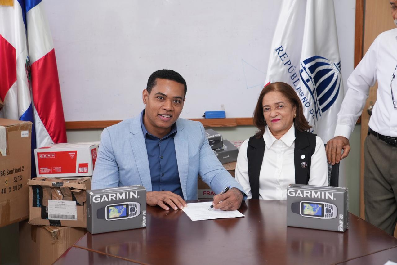 El viceministro Gaddis Corporán y la directora de la Escuela de Microbiología y Parasitología de la UASD, Ramona Hernández Tolentino, formalizaron la entrega y recepción de los equipos