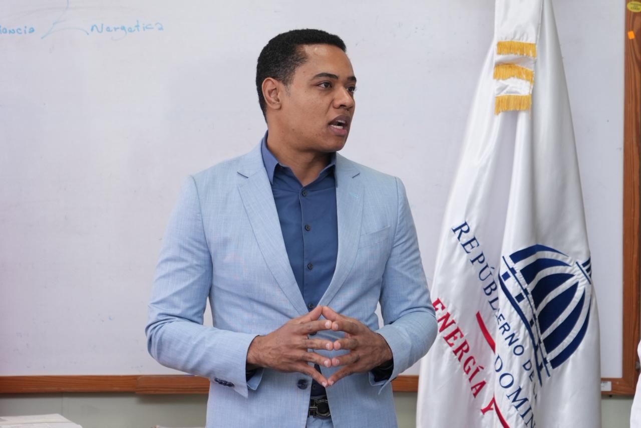 Gaddis Corporán explica la procedencia y utilidad de los equipos e insumos entregados para fortalecer las investigaciones sobre el control del mosquito transmisor del dengue.