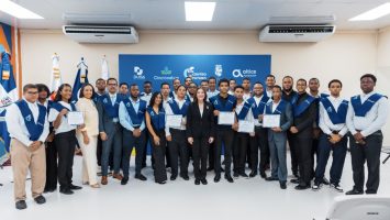 Carolina Mejía encabeza quinta entrega de certificados a jóvenes de Cristo Rey y Villas Agrícolas