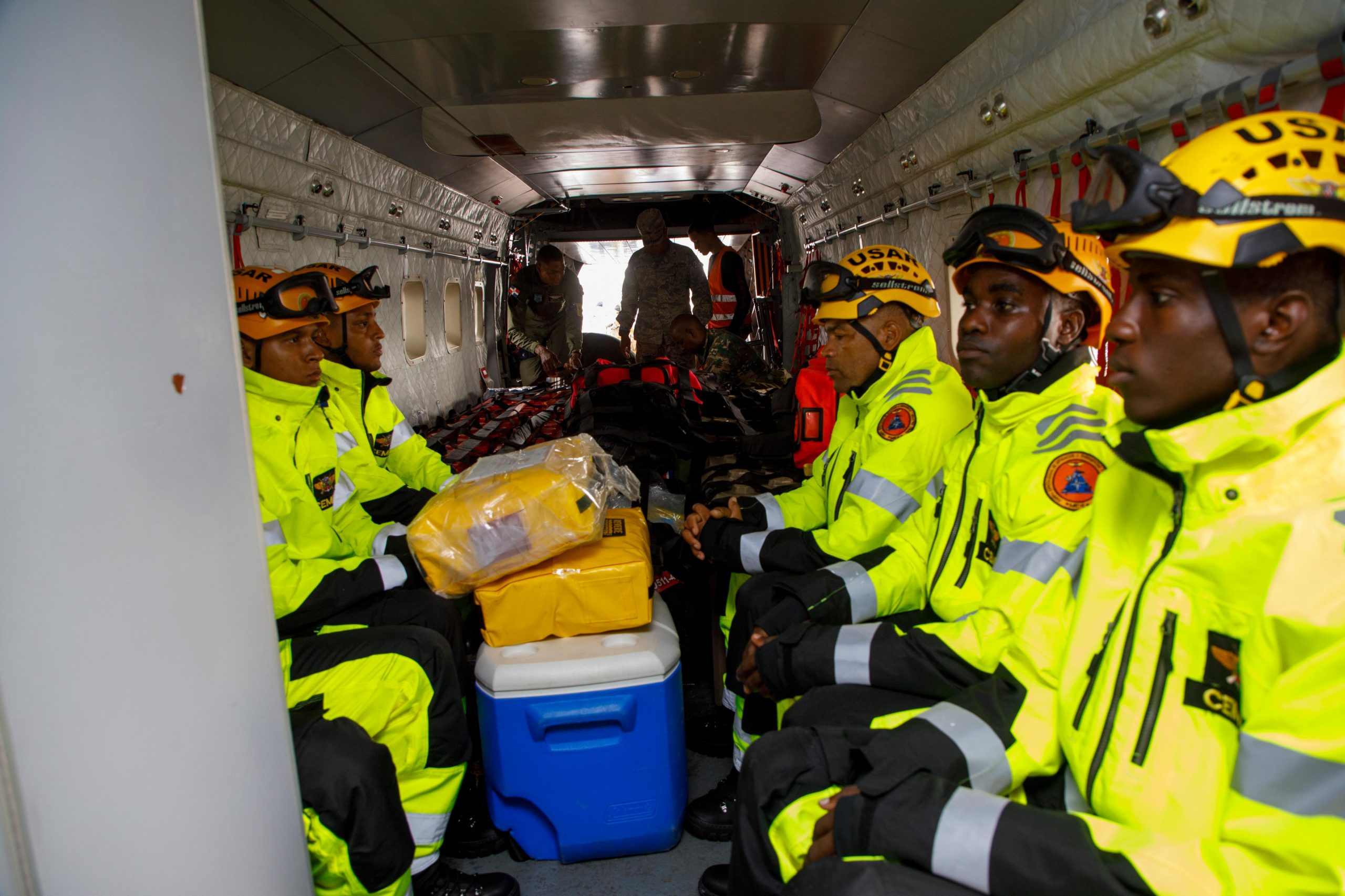 Equipo especializado de las FF. AA. con rumbo a Venezuela (Foto: MIDE)