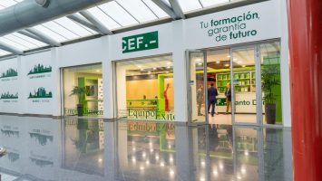 Servidores públicos se gradúan en curso especializado sobre contrataciones públicas