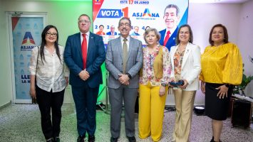 Fidel Munnigh cierra campaña al Decanato de Artes de la UASD con un llamado a la continuidad, la innovación y la excelencia