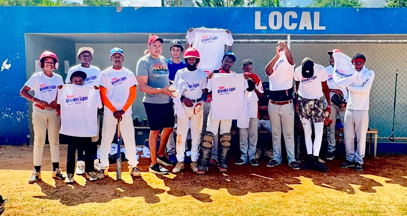 Fundación Hermanos Gómez entrega útiles deportivos a niños y jóvenes de liga de béisbol en Bánica (2)