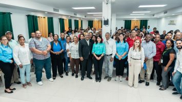 Fundación Reservas del País ofrece conferencia a microempresarios de Pedernales