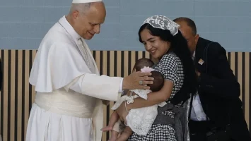 Día 2 del papa en España: baño de multitudes y el anhelo de dialogar con el mundo actual