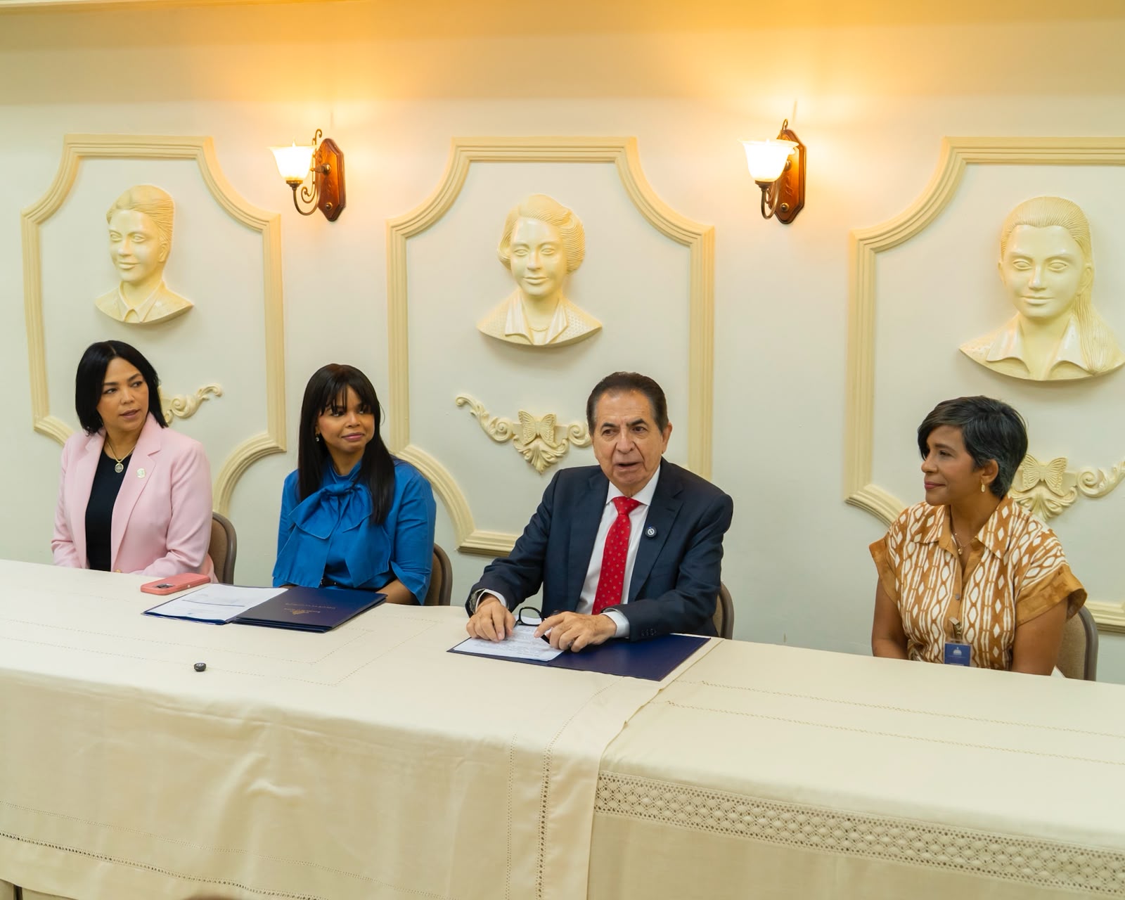 Gabinete de la Familia firma acuerdos con dos fundaciones para impulsar la inclusión social (4)
