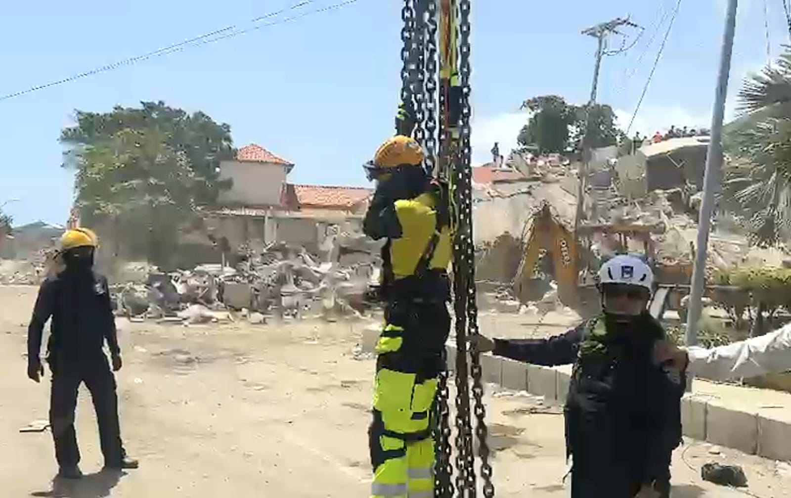Héroes dominicanos arriesgan sus vidas en Venezuela durante labores de rescate y salvamento (5)