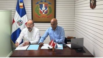 Cónsul de RD en Mayagüez, Puerto Rico, firma acuerdo para facilitar acceso de inmigrantes a la banca formal